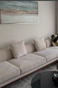 un sofá blanco en una sala de estar con una pintura en Résidence Julia Studio meublé ascenseur garage, en Casablanca