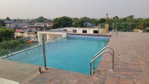 Acasia Luxury Home Cantonment في آكرا: مسبح كبير فوق مبنى