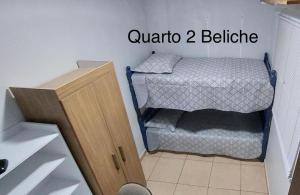 伊瓜苏Quarto Deluxe em Foz piscina wifi estacionamento cozinha e AR的小房间设有双层床,上面写着“准贝利”字样