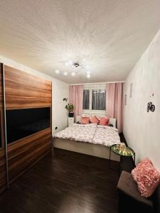 1 dormitorio con cama y mesa de cristal en Family - Room, en Viena