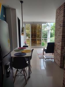 cocina y comedor con mesa y sillas en 201-Cómodo y moderno apartamento de 2 habitaciones en la mejor zona céntrica de ibagué, en Ibagué