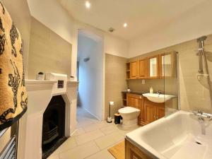 baño con lavabo y chimenea en INCREDIBLE 3 Bedrooms Windsor Home, Free Parking - A Blend of Luxury and Character - Incredible Location - Windsor Castle, Ascot, Legoland, Heathrow Airport en Windsor