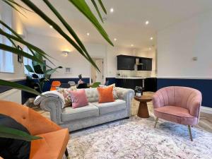 sala de estar con sofá y silla en INCREDIBLE 3 Bedrooms Windsor Home, Free Parking - A Blend of Luxury and Character - Incredible Location - Windsor Castle, Ascot, Legoland, Heathrow Airport en Windsor