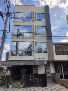 un edificio con una señal delante de él en 201-Cómodo y moderno apartamento de 2 habitaciones en la mejor zona céntrica de ibagué, en Ibagué