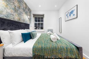 a bedroom with a large bed with white pillows at Modern One Bed Apartment - Sleeps 3 - Near Heathrow, Windsor Castle, Thorpe Park - Staines London TW18 in Staines upon Thames