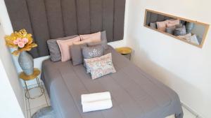 Postel nebo postele na pokoji v ubytování Rowy's appartement