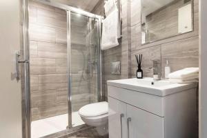 Un baño con ducha, inodoro y lavabo. en Stylish central London flat, en Londres