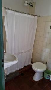 La salle de bains est pourvue de toilettes, d'une baignoire et d'un lavabo. dans l'établissement Casa con Pileta en el Paso, à Paso de la Patria