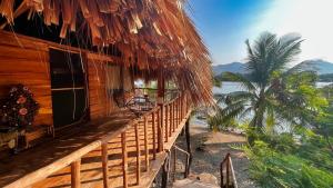 un portico di una cabina con vista sull'acqua di Cabañas Casa de Agua a Boca del cielo