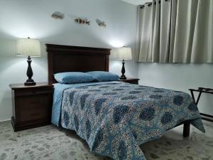 a bedroom with a bed with two lamps on it at Excelente apto muy cerca de la playa 202 in Mazatlán