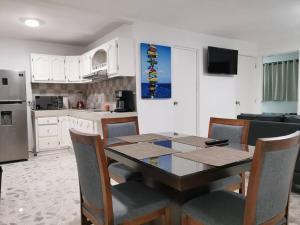 a kitchen with a table and chairs in a room at Excelente apto muy cerca de la playa 202 in Mazatlán
