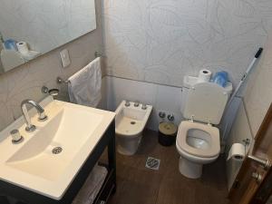 a small bathroom with a sink and a toilet at Dto Civico ART APARMENT in San Juan