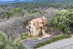 uma vista aérea de uma casa com uma escada em Mountain-View Home in Sonora with Multi-Level Deck em Sonora