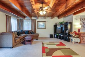 uma sala de estar com um sofá e uma ventoinha de tecto em Mountain-View Home in Sonora with Multi-Level Deck em Sonora