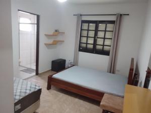 Ένα ή περισσότερα κρεβάτια σε δωμάτιο στο Casa azul da praia