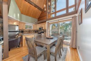 A cozinha ou kitchenette de Pinecone Peak