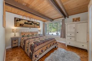 Uma cama ou camas num quarto em Pinecone Peak