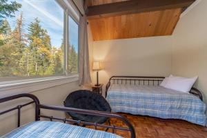 Uma cama ou camas num quarto em Pinecone Peak