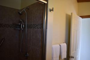 奧甘奎特的住宿－Norseman Resort on the Beach，带淋浴的浴室和玻璃门
