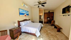 una camera con letto e ventilatore a soffitto di Myoli Wellness & Happiness BnB a Playa del Carmen