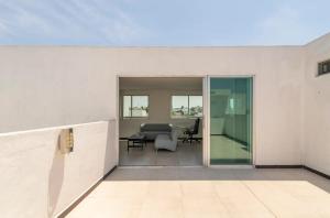 une pièce vide avec vue sur un salon dans l'établissement Casa Grande, Cómoda y con Seguridad - Excelente Ubicación, à Puebla