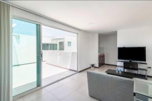 d'un salon avec une grande porte coulissante en verre. dans l'établissement Casa Grande, Cómoda y con Seguridad - Excelente Ubicación, à Puebla