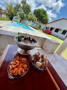 - une table avec un bol de nourriture et un bol de crevettes dans l'établissement Casa Relaxante, à Salinópolis