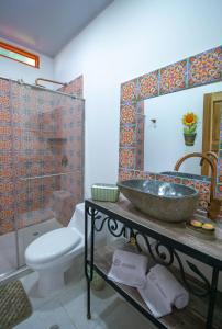 a bathroom with a sink and a toilet and a shower at El ocaso in Quimbaya
