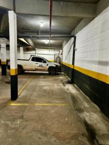 un'auto è parcheggiata in un garage di Ap de 2 q, 70 metros, em bairro nobre e central a Goiânia
