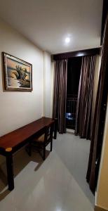 Habitación con banco de madera y ventana en Goa Ganesha, en Nusa Dua