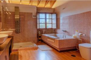 A bathroom at Habitación deluxe con chimenea y baño en casa de campo. Piscina y jardín.