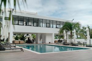 basen przed budynkiem w obiekcie Downtown Punta Cana, Republica Dominicana. w Punta Cana