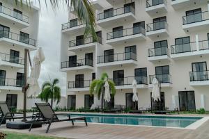 uma vista exterior de um hotel com uma piscina em Downtown Punta Cana, Republica Dominicana. em Punta Cana