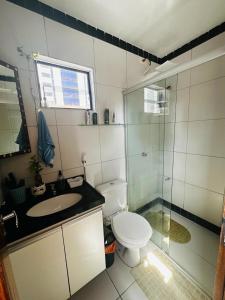 un bagno con wc, lavandino e doccia di Lar do Viajante: Apartamento 2 quartos a 300m da praia em Manaíra a João Pessoa Altre 19 foto