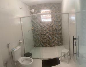 een kleine badkamer met een toilet en een raam bij Residencial linda vista casa azul in Mateus Leme