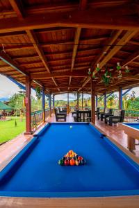 a pool table in the middle of a pool house at El ocaso in Quimbaya