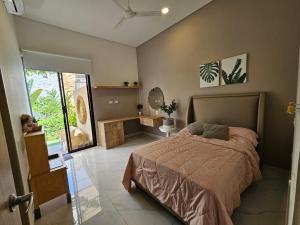 1 dormitorio con cama y ventana grande en Casa con Lago y Campo de Golf, en Santander de Quilichao