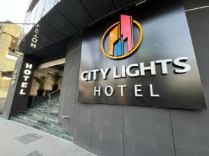 ein Schild eines Hotels mit Stadtbeleuchtung an der Seite eines Gebäudes in der Unterkunft Hotel City Lights in Mexiko-Stadt