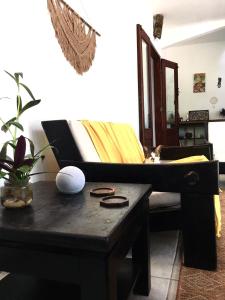 d'un salon avec un canapé et une table avec un sidx de table. dans l'établissement Estação Taipu, à Marau