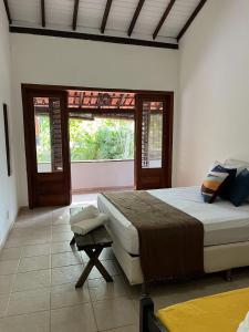 - une chambre avec un grand lit et une fenêtre dans l'établissement Estação Taipu, à Marau