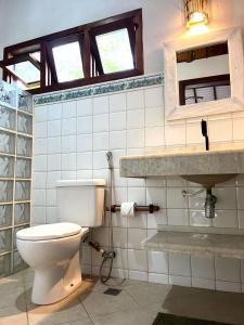 La salle de bains est pourvue de toilettes et d'un lavabo. dans l'établissement Estação Taipu, à Marau