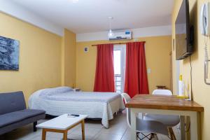 Habitación hospitalaria con cama y ventana en Un lugar cómodo y céntrico en General Sarmiento