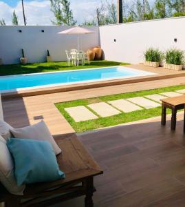 a backyard with a swimming pool and a table at Casa com piscina exclusiva in Cabo Frio