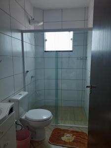 baño con aseo y lavabo y ventana en Apartamentos de Penha, en Penha