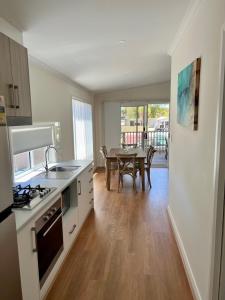 uma cozinha com uma mesa e uma sala de jantar em Esperance Pink Lake Tourist Park em Esperance