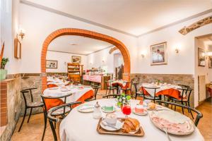 um restaurante com mesas e cadeiras e um arco em Hotel Arno Bellariva em Florença