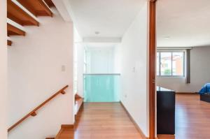 un couloir ouvert avec des murs blancs et du parquet dans l'établissement Casa Grande, Cómoda y con Seguridad - Excelente Ubicación, à Puebla