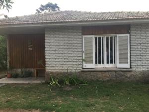 ein kleines Haus mit einer Tür und einem Fenster in der Unterkunft Silvestre in Mar del Plata