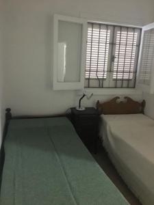ein Schlafzimmer mit 2 Betten und einer Lampe auf einem Tisch in der Unterkunft Silvestre in Mar del Plata