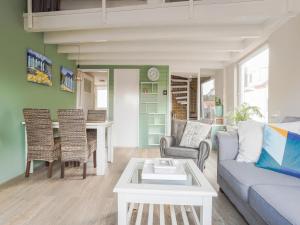 uma sala de estar com um sofá e uma mesa em Vacation home 450 m from the beach em Katwijk aan Zee